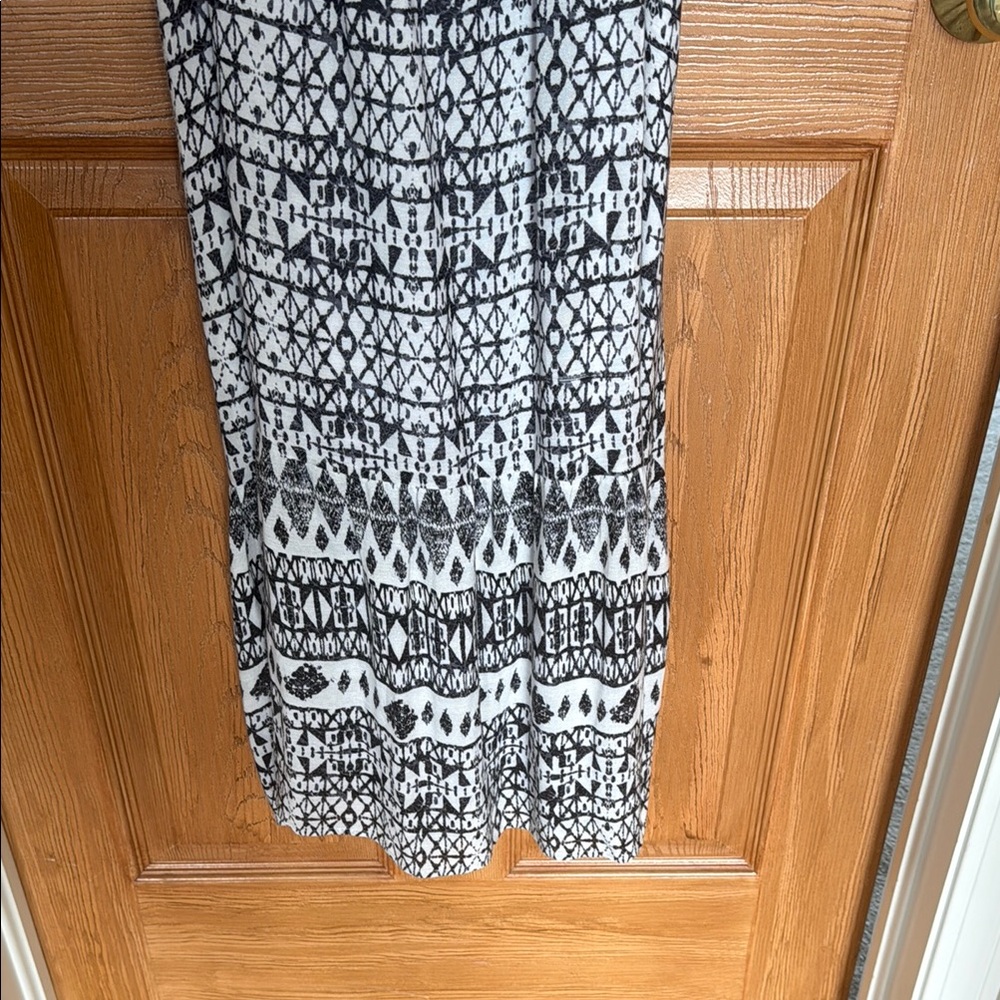Black and White Patterned Maxi Dress - Picture 4 of 5